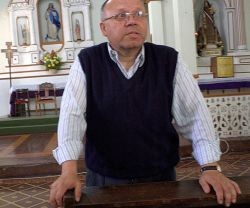 El padre Sergio Villalobos, desarmado, supo hacer huir al agresor del cuchillo