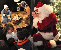 Una forma de enseñar a los niños a conservar el sentido de la Navidad: también Santa Claus adora al Niño Dios.
