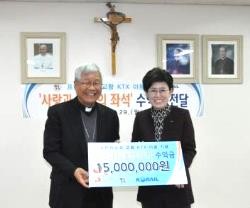 La gente paga por ir en la llamada Silla del Papa y la compañía da parte del dinero a una caridad del obispado de Daejeon