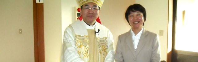 El obispo de Niigata con Sawako, que en el momento de la fotografía aun era técnica de Cáritas para la atención de desastres