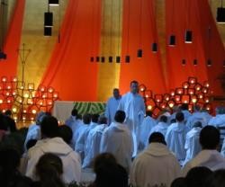 Taizé atrae decenas de miles de jóvenes cada año con oración cantada, velas y austeridad monacal