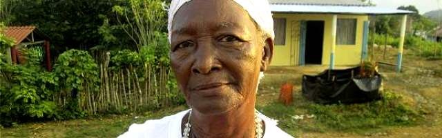 Mónica Reyes, de San Basilio de Palenque -en Colombia- quería poder leer la Biblia, y aprendió a leer a los 81 años