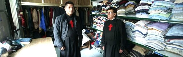 El hermano José Luis y el hermano Vicente, en la lavanderia de los Hermanos Misioneros de los Enfermos Pobres
