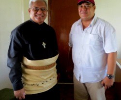 El arzobispo Soane Mafi de la isla de Tonga -a la izquierda, con un feligrés- una de las sorpresas cardenalicias