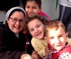 Xiskya Valladares, monja tuitera y una de las impulsoras de iMisión, en Irak con niños desplazados