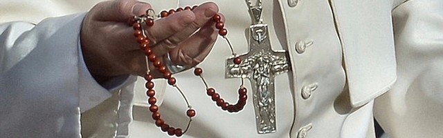 Un rosario en las manos de Francisco, quien, como todos los Papas, es un gran apóstol de esta devoción.
