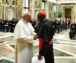 Francisco saluda al cardenal haitiano Chibly Langlois.