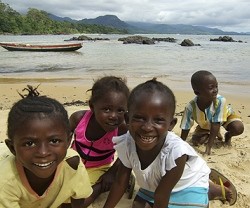 Niños en la playa de Boboh en Sierra Leona