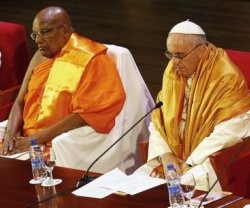 Francisco, en el encuentro interreligioso en Sri Lanka, junto al representante budista, religión mayoritaria en la isla