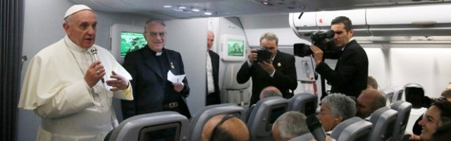 El Papa ha hablado con los periodistas en su trayecto de seis horas de Sri Lanka a Filipinas