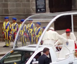 Niños filipinos vestidos de Guardia Suiza reciben al Papa a la entrada de la catedral de Manila