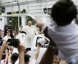 Francisco saluda en Manila a las multitudes que le reciben