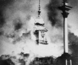 Una catedral de Polonia ardiendo en la II guerra mundial
