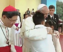 El Papa Francisco abraza a Jun Chura (14) y Glyzelle Palomar en el encuentro con los jovenes en la Universidad Santo Tomas de Manila