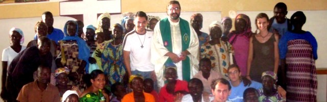 El padre Ayanz, con parroquianos de Maorua y jóvenes misioneros laicos