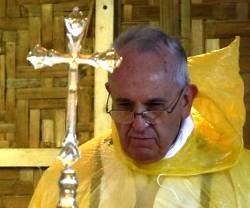El Papa Francisco enfrentó con ánimo la lluvia en sus últimos días del viaje en Manila