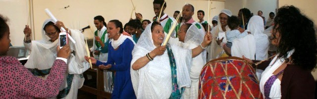 Alegría y ritmo africano en el coro de la parroquia católica eritrea de Londres