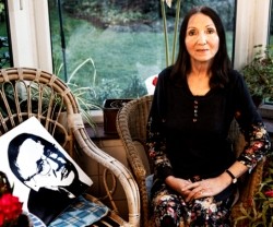 Jane Hawking - y un cojín con la foto de su ex-marido- en la entrevista con El Mundo