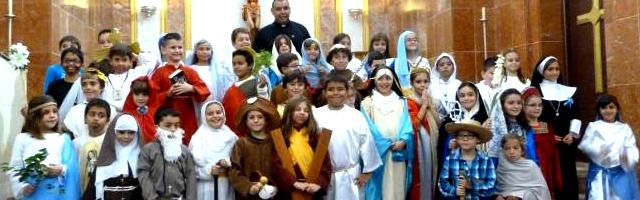 Santos de todos los colores en la fiesta de Holywins 2014 de la parroquia de Santa Teresa, en Ceuta