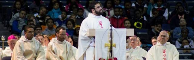 El padre Mario Majano cuenta en la homilia ante numerosos obispos el testimonio de una mujer que le impresionó y que tres veces rechazó el aborto
