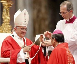 Francisco impone el palio a un arzobispo metropolitano... una escena que ya no se volverá a ver con este Papa