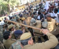 La policía de Delhi a bastonazo limpio contra una manifestación pacífica de cristianos en diciembre de 2013