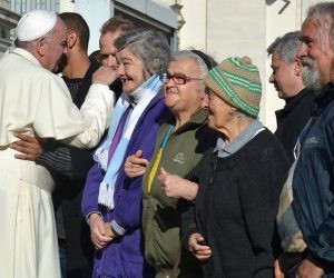 El Papa Francisco abraza a unos indigentes de Roma