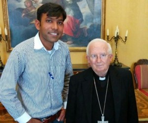 El joven católico pakistaní Joseph Anwar con el cardenal Cañizares