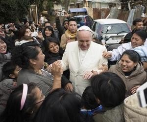 El papa Francisco visita por sorpresa un poblado de gente humilde