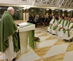 El Papa Francisco explica las escrituras en la misa matinal de la casa Santa Marta
