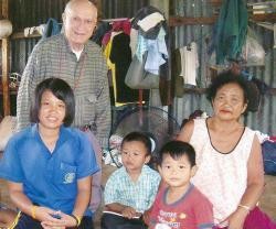 El misionero Alfonso de Juan con una de las familias que ayuda en Tailandia