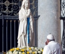 Francisco con una imagen de la Virgen de Lourdes en la plaza de San Pedro