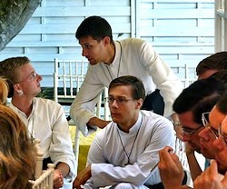 Los Misioneros de la Divina Misericordia son una comunidad de gran éxito entre los jóvenes de Toulon.
