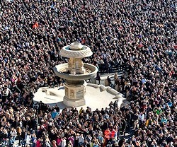 La Plaza de San Pedro registró otro gran lleno para la misa y el Angelus tras el consistorio.