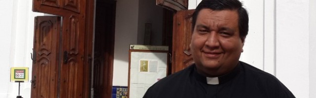 El padre Fabián Báez ante la puerta de su parroquia  - considera Twitter un espacio para estar presente con la gente