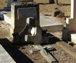 Cruces destruidas en el cementerio de St. Laurent, al sur del país, uno de los afectados