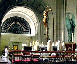 La atracción espiritual del Valle de los Caídos como abadía benedictina se complementa con un entorno arquitectónico y natural único en el mundo.