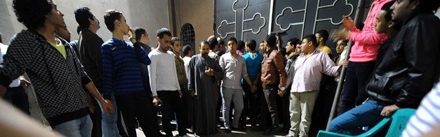 Cristianos coptos en oración cerca de El Cairo