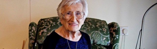 Una Kroll fue monja misionera anglicana, luego sacerdotisa a los 71 años... y después una experiencia mística en un monasterio la hizo católica