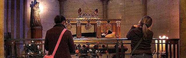 En Nevers descansa el cuerpo incorrupto de Bernadette... pasa medio millón de peregrinos al año, es posible dormir allí