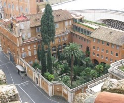 Este pequeño jardín es el Cementerio Teutónico, dentro de la Ciudad del Vaticano