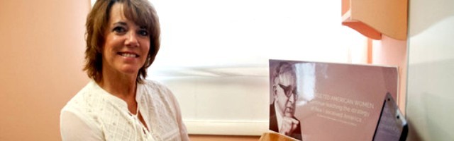 Terry Beatley junto a una imagen del doctor Bernard Nathanson, ex-abortista, cuyo legado quiere difundir al máximo