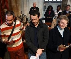 Un católico apoya la mano sobre un candidato a entrar en la Iglesia, como gesto de presentación a la comunidad