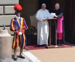 El Papa Francisco en la entrada de la residencia de Castel Gandolfo