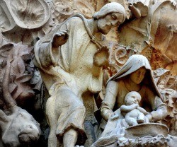 Imagen de San José, la Virgen y el Niño en la fachada del Nacimiento, en la Sagrada Familia de Barcelona