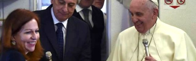 Valentina Alazraki con el Papa Francisco en su avión en enero -era el cumpleaños de ella y el Papa hizo sacar un pastel con una vela