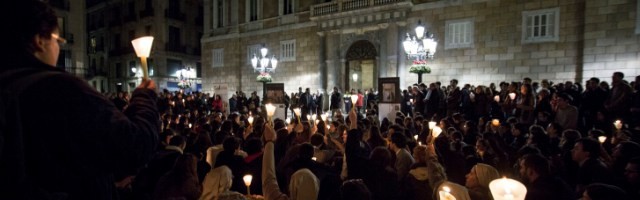 Casi mil personas, la mayoría jóvenes, convocados por CatJove y AIN, oraron en la Plaza Sant Jaume de Barcelona por los cristianos perseguidos - Foto de Agustí Codinach en ForumLibertas