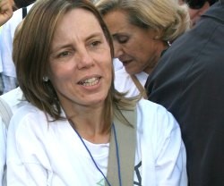 Alicia Latorre, presidenta de la federación de asociaciones Provida, con la camiseta blanca de Cada Vida Importa
