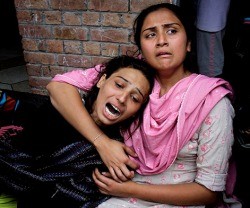 Escenas de dolor en el barrio cristiano de Lahore por el atentado a dos iglesias, una católica y otra protestante