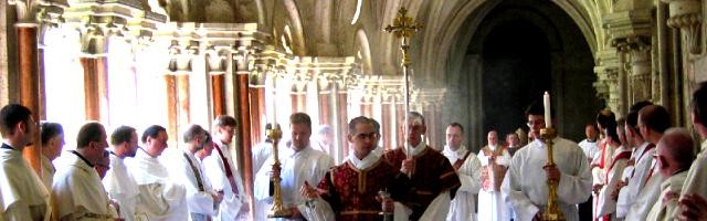 Procesión con la cruz en Heiligenkreuz, una viva comunidad cisterciense - más de 80 monjes- en Austria, que cuida la liturgia, el gregoriano y la espiritualidad